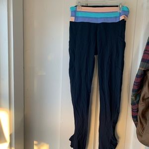 Lululemon retro leggings fits a small, ruched side calves flattering fit